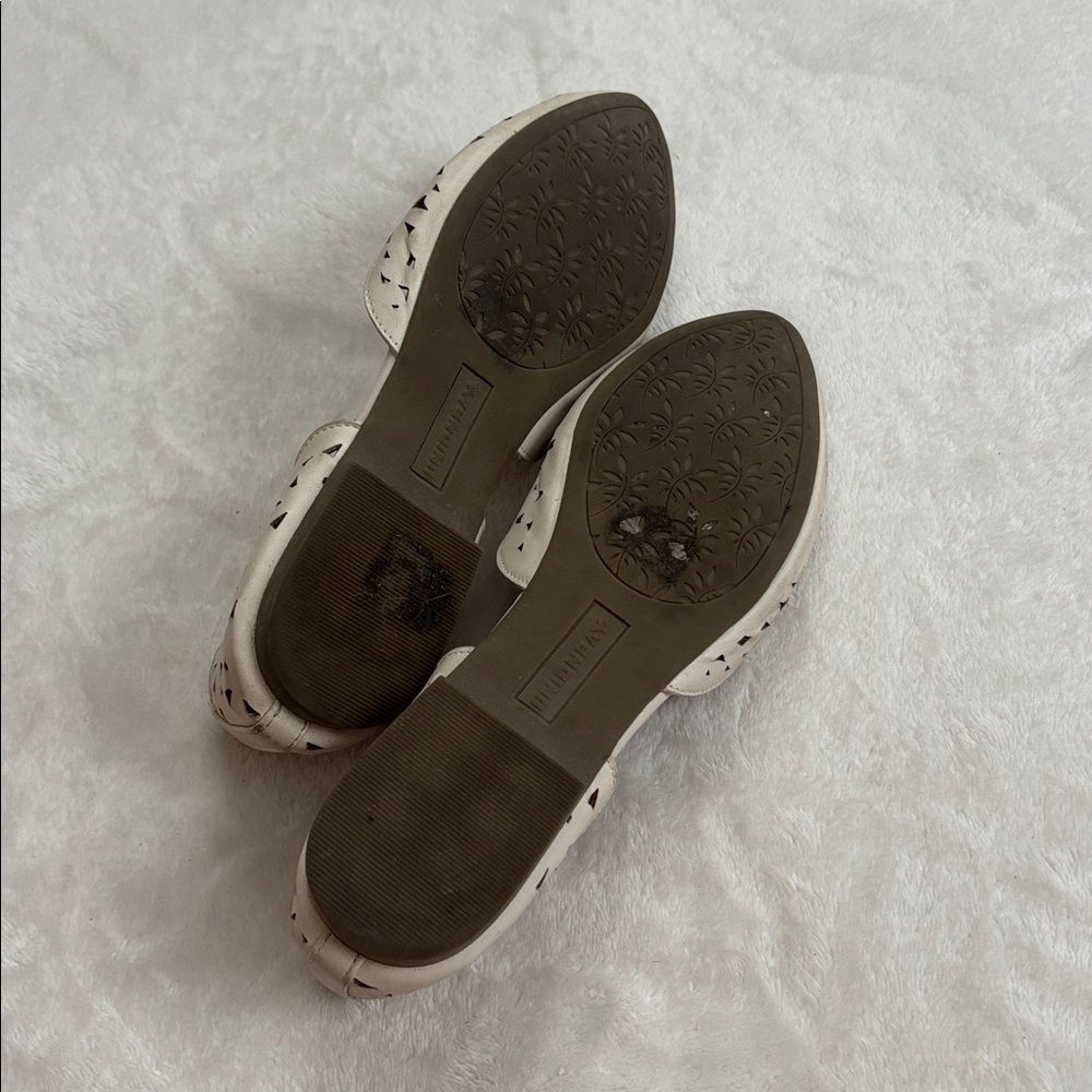 White Flats with Cutout Design - Picture 3 of 4